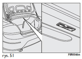 LAMPA OŚWIETLENIA BAGAŻNIKA rys. 51 (dla wersji/rynków, gdzie przewidziano)
